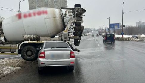 Тяжке ДТП у Харкові: Бетонозмішувач зіткнувся з легковиком, троє травмованих