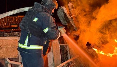Внаслідок російського удару в Харківській області спалахнув житловий будинок