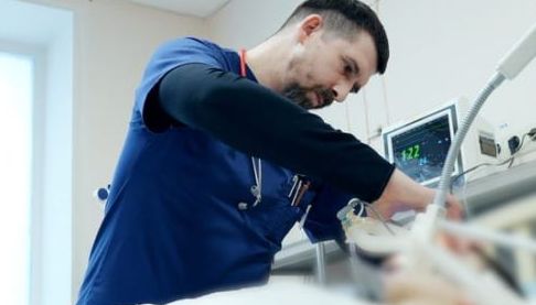 Харківські лікарі відчайдухно рятують життя 11-річного хлопчика, пораненого під обстрілом