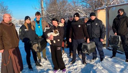 Гуманітарна місія: Чеський монах організував евакуацію сім’ї з прифронтового села Харківщини