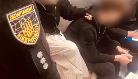 Шахрайську групу під час кримінального зламу банківської інформації затримали на Харківщині
