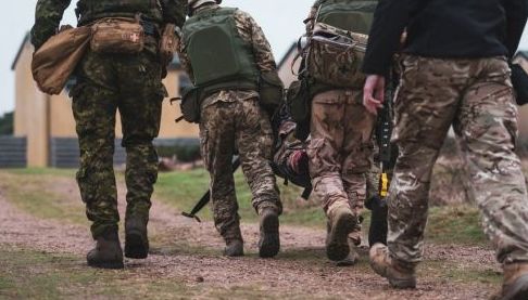 Волонтери та військові витягли людей з-під уламків в Осадьківці на Харковищі