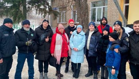 Харківські поліцейські забезпечили безпечну евакуацію сімей з прифронтового Вишневого