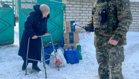 Харківські поліцейські та волонтери врятували літню жінку з-під обстрілів