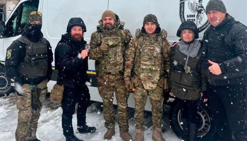 Поліцейські та волонтери допомогли евакуювати літніх мешканців Харковащини