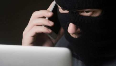 Харківські шахраї обманюють людей, вимагаючи гроші за банківські послуги