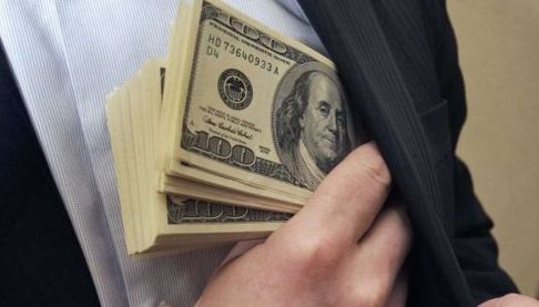 Поліцейський на Харківщині отримав $3 тисячі за допомогу уникнути мобілізації
