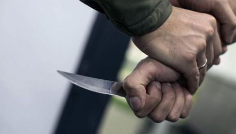 Напад у Чугуєві: поліцейські врятували чоловіка від замаху на вбивство