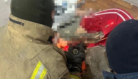 Трагічний випадок у Чугуєві: Жінка отримала важкі травми після падіння