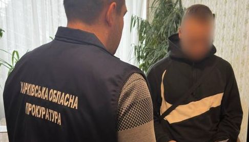 На Харківщині затримали молодого чоловіка, який нападав на сусіда з ножем заради грошей