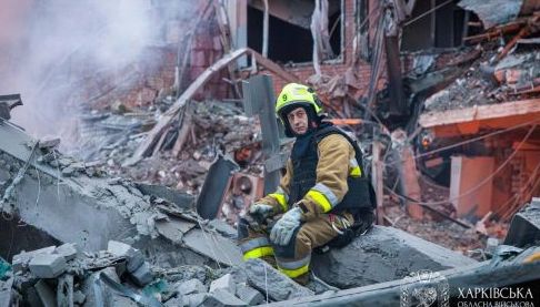 Пошуково-рятувальні роботи тривають у зруйнованому районі Харкова