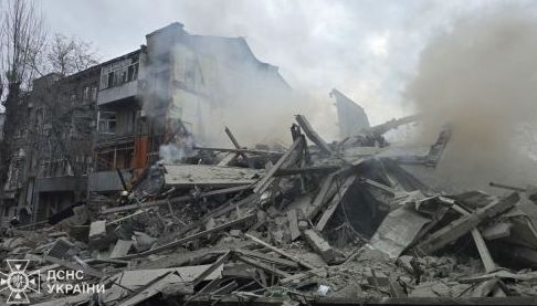 Жертви та руїни: Розбирають залишки зруйнованих будинків у Харкові після ракетного удару