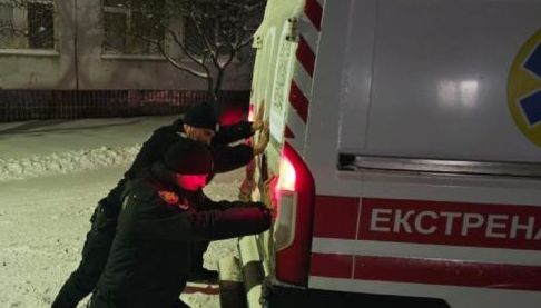 Поліція допомогла ‘швидкій’ у Чугуєві, що застрягла на слизькій дорозі