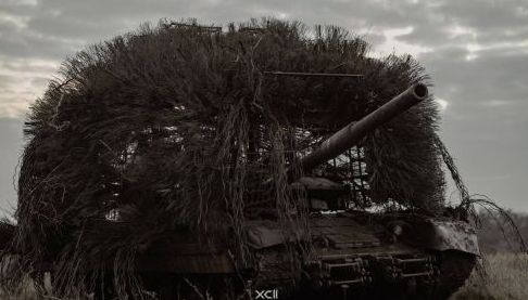 Українські військові запечили російський танк Т-80 з передовою системою захисту