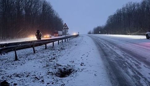 Удар дронів по трасі М-03 на Харківщині: Швидка ліквідація наслідків