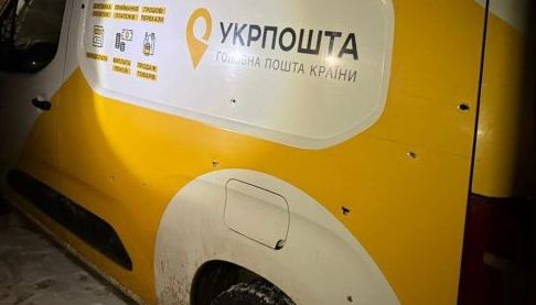 Обстріли Харківщини: Пошкоджена техніка Укрпошти та приватні будинки