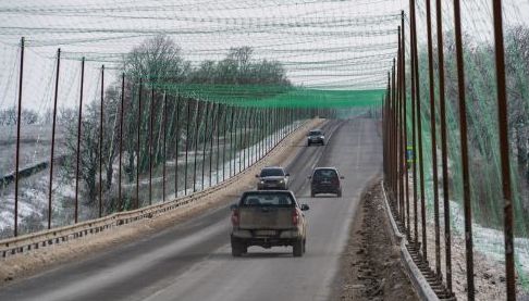 Харківські дорожні служби демонтували частину антидронових сіток через крижаний дощ