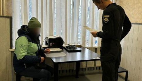 Харківська жінка викрала гроші у військового