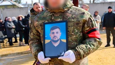 Прощання з поліцейським, загиблим під час евакуації в Харкові