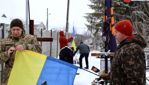 Прапори на кладовищах Харкова пошкоджені негодою