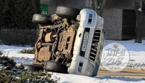 Серйозна аварія в Харкові: джип перекинувся