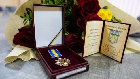 Нововодолазька Рада Вручила Орден ‘За Мужність’ Родині Героя