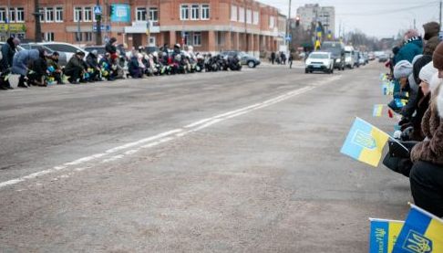 Спогади про Героя: У Балаклії попрощалися зі старшим лейтенантом Колганом