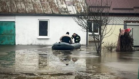 Рятувальники витягли сім’ю з затопленого подвір’я в Харковській області