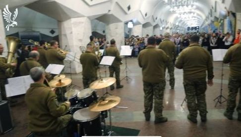 Військові оркестр подарував концерт до Дня закоханих у Харкові