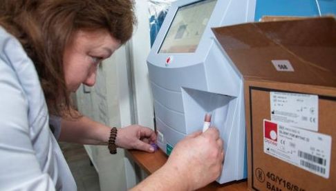 У Богодухівській лікарні встановили сучасний гематологічний аналізатор за підтримки мецената