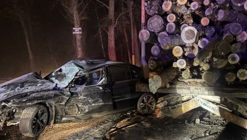 Рятувальна операція на Харківщині: ДТП з BMW та вантажівкою