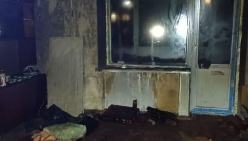 Жахлива трагедія в Ізюмі: Чоловік помер у пожежі після насильницької нападу
