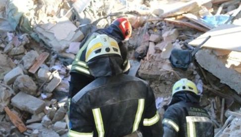 Пошук постраждалих після російського обстрілу заводу на Харківщині