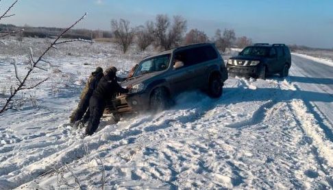 Поліцейські витягли авто зі сліпування на Харковщині