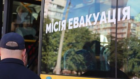 Волонтери та поліція вивезли людей з Вовчанської громади