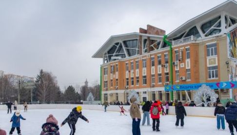 Безкоштовний льодовий каток відкрили біля станції метро «Спортивна» в Харкові