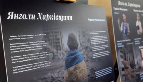 Виставка ‘Янголи Харківщини’ подорожує по Європі, щоб привернути увагу до трагедії загиблих дітей