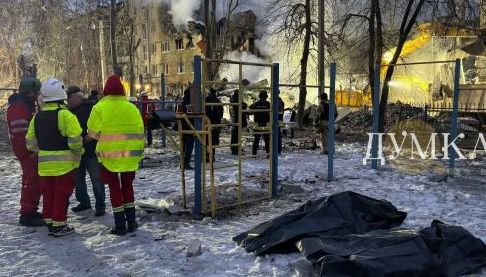 Пошуково-рятувальні роботи тривають у зруйнованому житловому будинку Харкова