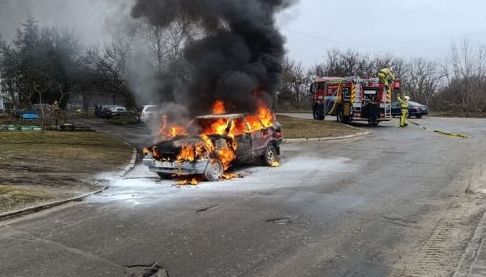 В селищі Донець Харківської області ліквідували пожежу на легковому автомобілі