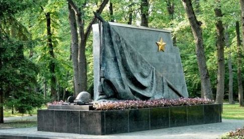 Активісти в Харкові вимагають видалити російськомовні написи з Меморіалу Слави