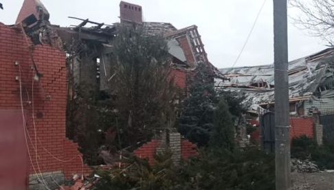 В Чугуєві ліквідація наслідків атаки дрона: пошкоджені житлові будинки