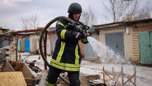Внаслідок російського обстрілу пошкоджено гаражі та автомобіль у передмісті Харкова