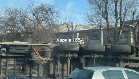 У Харкові утворився затор через ДТП з вантажівкою