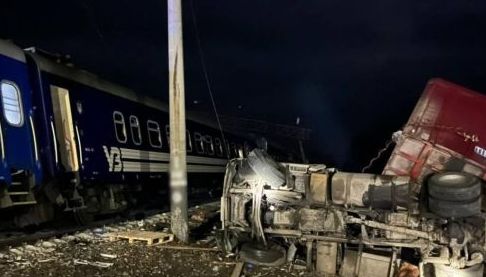 Обставини аварії потяга та вантажівки на Харківщині
