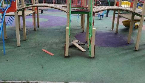 Наслідки буревію в Харкові: комунальні служби прибирають повалені дерева