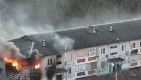 Атака FPV-дронів на Харківщині: пожежа в багатоквартирному будинку