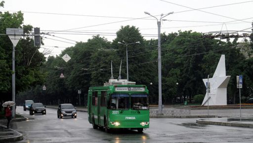 У Харкові чоловік розбив скло тролейбуса палицею після конфлікту з водієм: яке рішення ухвалив суд