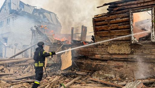 Ліквідація наслідків ворожих ударів: як рятувальники гасили пожежі в Ізюмі