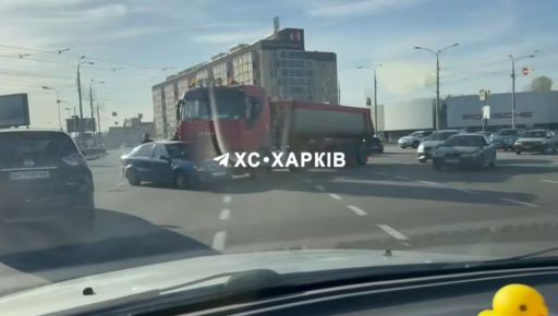 У Харкові сталася дорожньо-транспортна пригода за участю вантажної машини
